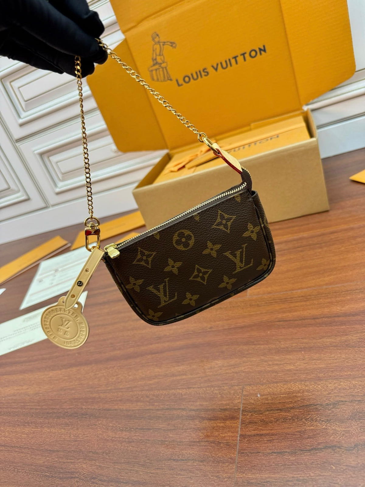 Lv Mini Pochette